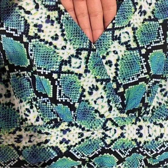 BCBG Maxazria snakeskin  fit and flare midi sleeveless super soft dress size S - Picture 2 of 7